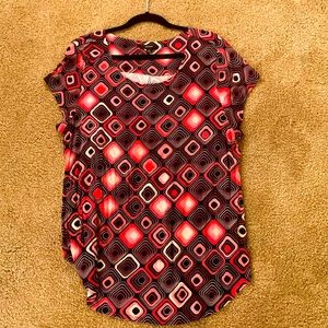 Super cute pink black and white diamond pattern top. excellent condition.